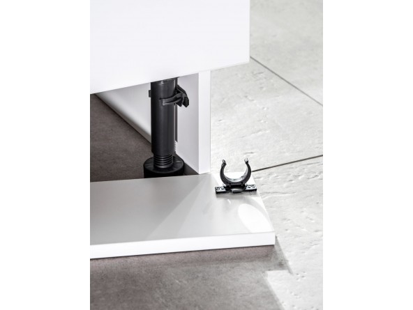 Füße und Sockelleiste